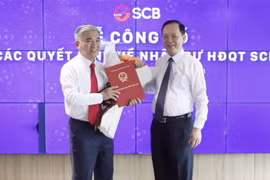 Phó Thống đốc Thường trực NHNN Đào Minh Tú trao quyết định trưng tập, chỉ định ông Phan Đình Điền giữ chức Chủ tịch HĐQT SCB. (Ảnh: PV/Vietnam+)