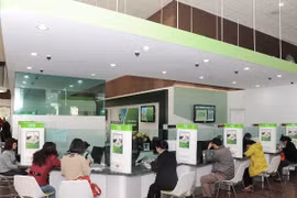 Giao dịch tại Vietcombank. (Ảnh: PV/Vietnam+) 