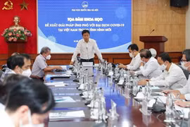 Tại buổi tọa đàm, các chuyên gia, nhà khoa học đã phân tích bối cảnh, bài học kinh nghiệm trong và ngoài nước trong phòng, chống dịch COVID-19. (Nguồn: nhandan)