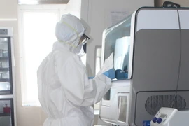 Thực hiện xét nghiệm SARS-CoV-2. (Ảnh: Thùy Dung/TTXVN)