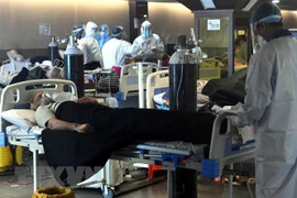 Điều trị cho bệnh nhân nhiễm COVID-19 tại bệnh viện ở New Delhi, Ấn Độ, ngày 8/5/2021. (Nguồn: THX/TTXVN)