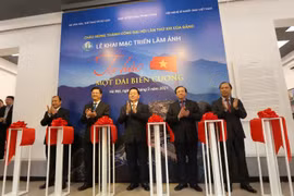 Trưởng Ban Tuyên giáo Trung ương Nguyễn Trọng Nghĩa và các đại biểu cắt băng khai mạc triển lãm. (Ảnh: Hoàng Hiếu/TTXVN)