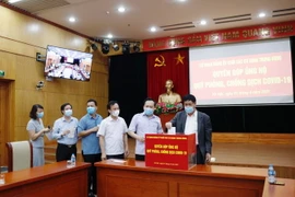 Cán bộ, công chức Đảng ủy Khối các cơ quan Trung ương quyên góp, ủng hộ Quỹ phòng, chống dịch COVID-19. (Ảnh: Phương Hoa/TTXVN)