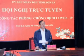 Ông Phạm Văn Thủy, Phó Chủ tịch UBND tỉnh, Phó Trưởng Ban Chỉ đạo phòng, chống dịch COVID-19 tỉnh Sơn La phát biểu chỉ đạo Hội nghị. (Ảnh: Quang Quyết/TTXVN)