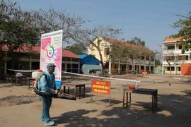 Phun thuốc tiêu độc khử trùng nơi ở của người được cách ly tập trung. (Ảnh: Phạm Hậu/TTXVN)