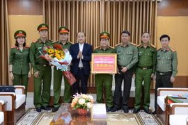 Phó Chủ tịch UBND thành phố Đà Nẵng Lê Quang Nam (thứ 4, từ trái sang) thưởng nóng 100 triệu đồng cho Công an thành phố Đà Nẵng. (Ảnh: Quốc Dũng/TTXVN)