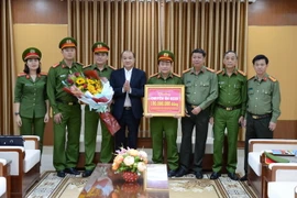 Phó Chủ tịch UBND thành phố Đà Nẵng Lê Quang Nam (thứ 4, từ trái sang) thưởng nóng 100 triệu đồng cho Công an thành phố Đà Nẵng. (Ảnh: Quốc Dũng/TTXVN)