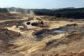 Hiện trường khai thác tại mỏ đất Đồng Tâm ở phường Thủy Phương, thị xã Hương Thủy. (Ảnh: Đỗ Trưởng/TTXVN)