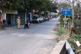 Giám sát đường vào xã Hoa Động, huyện Thủy Nguyên, nơi bệnh nhân sinh sống. (Ảnh: Hoàng Ngọc/TTXVN)