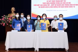 Lễ ký kết thực hiện chương trình Vòng tay Việt-Sài Gòn. (Ảnh: Xuân Khu/TTXVN)