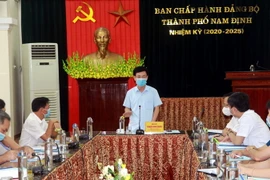 Chủ tịch UBND tỉnh Nam Định Phạm Đình Nghị làm việc với lãnh đạo thành phố Nam Định về công tác chuẩn bị bầu cử đại biểu Quốc hội khóa XV và HĐND tỉnh khóa XIX, nhiệm kỳ 2021-2026. (Ảnh: Văn Đạt/TTXVN)