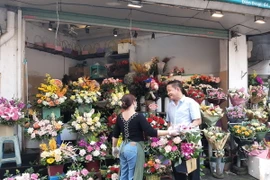 Giá các loại hoa trong nước và nhập khẩu đều tăng gấp 2 đến 3 lần so với năm ngoái. (Ảnh: Phương Anh/TXVN)