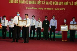 Truy tặng danh hiệu cao quý Mẹ Việt Nam Anh hùng. (Ảnh: Lê Sen/TTXVN)