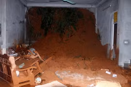 Hiện trường một nhà dân bị sập do mưa lớn tại tỉnh Lào Cai. (Ảnh: Quốc Khánh/TTXVN)