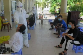 Xét nghiệm sàng lọc SARS-CoV-2 của thí sinh tham gia thi tốt nghiệp. (Ảnh: Xuân Triệu/TTXVN)