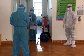 Cơ quan điều tra đọc lệnh bắt tạm giam đối với V.T.T. (Ảnh TTXVN phát) 