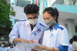 Sinh viên tình nguyện xem danh sách tham gia hỗ trợ tỉnh Phú Yên phòng, chống dịch. (Ảnh: Văn Dũng/TTXVN)