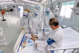 Đội ngũ y bác sỹ bệnh viện Việt Đức tận tâm ngày đêm điều trị cho bệnh nhân COVID-19 tại Trung tâm. (Ảnh: TTXVN phát)