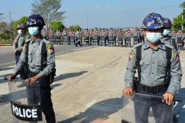 Cảnh sát phong tỏa tuyến đường dẫn tới tòa nhà Quốc hội ở thủ đô Naypyidaw ngày 29/1/2021. (Ảnh: AFP/TTXVN)