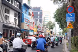 Đường Nguyễn Thị Minh Khai, TP.HCM, được gắn bảng thông báo giám sát và xử phạt vi phạm giao thông bằng camera. (Ảnh: Tiến Lực/TTXVN)