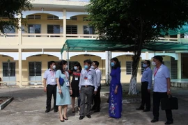 Kiểm tra công tác chuẩn bị tại điểm thi Trường chuyên Vị Thanh, thành phố Vị Thanh. (Ảnh: Hồng Thái/TTXVN)