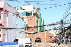 Nhiều hộ dân đang sửa chữa, cải tạo nhà để bàn giao mặt bằng cho địa phương, đoạn Cách Mạng Tháng Tám. (Ảnh: Tiến Lực/TTXVN)