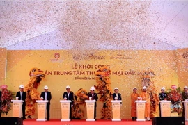Ông Đỗ Quang Hiển, Chủ tịch Hội đồng quản trị kiêm Tổng giám đốc Tập đoàn T&T Group và các đại biểu bấm nút khởi công dự án. (Nguồn: Tập đoàn T&T Group)