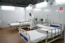 Giường bệnh, trang thiết bị y tế tại trung tâm. (Ảnh: Thu Hương/TTXVN)