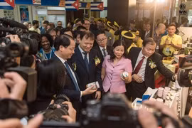Các đại biểu tham quan gian hàng tại Hội chợ. (Nguồn: vinanet.vn)