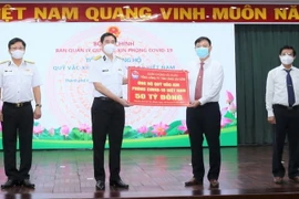 Tân cảng Sài Gòn ủng hộ 50 tỷ đồng cho Quỹ vaccine phòng COVID-19. (Ảnh: TTXVN phát)