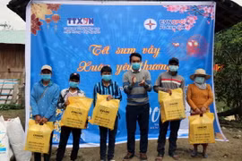Đại diện Cơ quan Thông tấn xã Việt Nam khu vực Miền Trung-Tây Nguyên trao tặng quà cho người dân có hoàn cảnh khó khăn tại làng Ngọc Ring, xã Đăk Ring, huyện Kon Plông. (Ảnh: Khoa Chương/TTXVN)