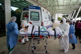 Chuyển bệnh nhân nhiễm COVID-19 vào một bệnh viện ở bang Manaus, Brazil ngày 14/1 vừa qua. (Ảnh: AFP/TTXVN)