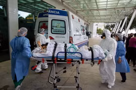 Chuyển bệnh nhân nhiễm COVID-19 vào một bệnh viện ở bang Manaus, Brazil ngày 14/1 vừa qua. (Ảnh: AFP/TTXVN)
