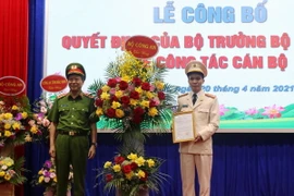 Thượng tướng Lê Quý Vương, Thứ trưởng Bộ Công an (trái) trao Quyết định và chúc mừng Đại tá Bùi Duy Hưng nhận chức Giám đốc Công an tỉnh Bắc Ninh. (Ảnh: Thanh Thương/TTXVN)