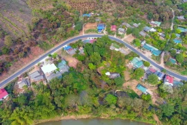 Khúc cua tay áo tại vị trí tiềm ẩn tai nạn giao thông thuộc Km220 trên Quốc lộ 6, huyện Yên Châu, tỉnh Sơn La. (Ảnh: Hữu Quyết/TTXVN)