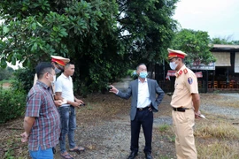 Chủ tịch UBND tỉnh Lâm Đồng Trần Văn Hiệp chỉ đạo lực lượng cảnh sát giao thông Trạm Ma Đa Guôi xử lý nghiêm 2 tài xế điều khiển xe tải vượt ẩu trên đèo Bảo Lộc. (Nguồn: baolamdong)