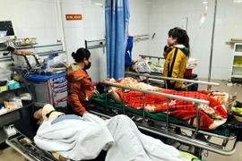 Các nạn nhân bị thương trong vụ tai nạn lao động đang được điều trị tại Bệnh viện Đa khoa 115 Nghệ An. (Ảnh: Tá Chuyên/TTXVN)