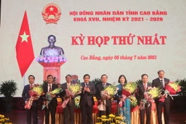 Ông Hà Ngọc Chiến, Chủ tịch Hội đồng Dân tộc của Quốc hội thay mặt Ủy ban Thường vụ Quốc hội tặng hoa chúc mừng các chức danh chủ chốt của Hội đồng Nhân dân, Ủy ban Nhân dân tỉnh Cao Bằng nhiệm kỳ 2021-2026. (Ảnh: Chu Hiệu/TTXVN)