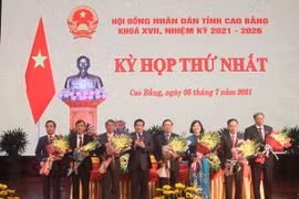Ông Hà Ngọc Chiến, Chủ tịch Hội đồng Dân tộc của Quốc hội thay mặt Ủy ban Thường vụ Quốc hội tặng hoa chúc mừng các chức danh chủ chốt của Hội đồng Nhân dân, Ủy ban Nhân dân tỉnh Cao Bằng nhiệm kỳ 2021-2026. (Ảnh: Chu Hiệu/TTXVN)