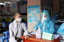 Sư cô Thích nữ Nguyên Thành, thế danh Trần Thị Thuyết được tiêm vaccine phòng COVID-19 trước khi tham gia hỗ trợ lực lượng tuyến đầu chống dịch. (Ảnh: Xuân Khu/TTXVN)