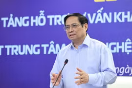 Thủ tướng Phạm Minh Chính nhấn mạnh việc kết nối và sử dụng nền tảng khám chữa bệnh từ xa giúp hỗ trợ chẩn đoán, điều trị kịp thời với các ca bệnh nặng, hạn chế quá tải ở các bệnh viện tuyến trên. (Ảnh: Dương Giang/TTXVN)