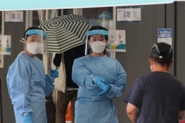 Một điểm xét nghiệm COVID-19 tại Seoul, Hàn Quốc, ngày 28/7. (Ảnh: Yonhap/TTXVN)