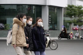 Người dân cần biết cách giữ ấm và phòng chống rét cho bản thân và gia đình. Người lớn tuổi nên lưu ý giữ nhiệt độ chung trong phòng cho đủ ấm, mặc quần áo vừa phải và luôn luôn kiểm tra trẻ nhỏ. (Ảnh: Minh Hiếu/Vietnam+)