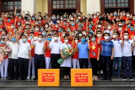 Lãnh đạo tỉnh Thái Bình tiễn đoàn công tác hỗ trợ Thành phố Hồ Chí Minh và Bình Dương chống dịch. (Ảnh: Thế Duyệt/TTXVN)