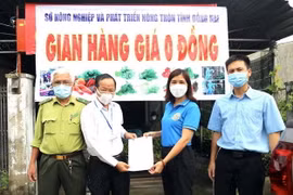 Khai trương quầy hàng nông sản giá 0 đồng phục vụ người dân khó khăn ở Đồng Nai do dịch COVID-19. (Ảnh: TTXVN phát)