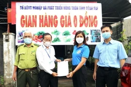 Khai trương quầy hàng nông sản giá 0 đồng phục vụ người dân khó khăn ở Đồng Nai do dịch COVID-19. (Ảnh: TTXVN phát)