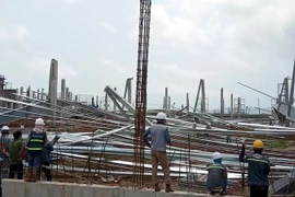 Hiện trường nhà xưởng bị đổ sập. (Ảnh: TTXVN phát)