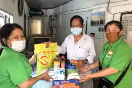 Bên cạnh việc chi hỗ trợ theo chính sách, người dân còn được nhận nhiều phần quà thiết yếu. (Ảnh: Thanh Vũ/TTXVN) 