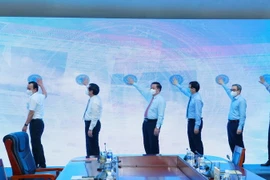 Các đại biểu thực hiện nghi thức khai trương trang tiếng Nga và tiếng Tây Ban Nha Báo điện tử Đảng Cộng sản Việt Nam. (Ảnh: Phương Hoa/TTXVN)