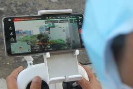 Flycam được điều khiển từ xa, ghi lại và kiểm soát hình ảnh tại các ngỏ hẽm. (Ảnh: Văn Dũng/TTXVN)